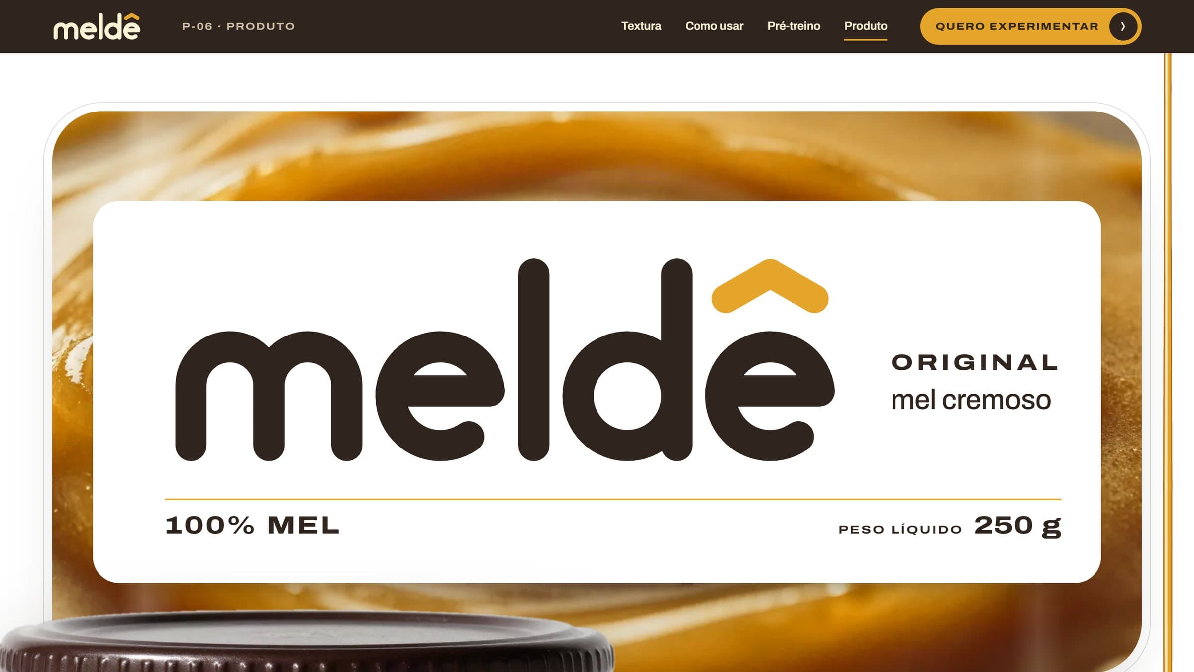 A frente do pote em escala de parede: rótulo meldê, Original, mel cremoso, 100% mel e 250 g, com o creme aparecendo pelo vidro.